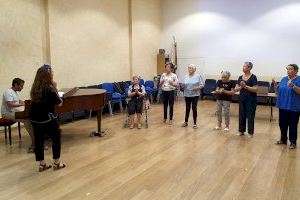 Muestras de teatro y del coro de los talleres para el envejecimiento activo y la mesa frente a la soledad no deseada de Paiporta