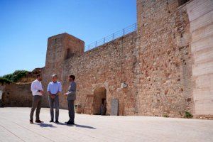 Héctor Illueca visita los trabajos de reparación de la muralla árabe de Requena
