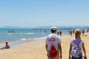 Socorristas en la playa con el eslogan "Platges Segures"