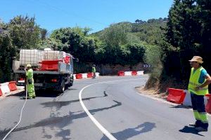 La carretera de la Cala de Portixol mejora su seguridad con la instalación de elementos para evitar los estacionamientos