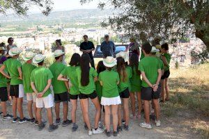 El Alcalde y el director del IVAJ visitan a los usuarios y usuarias del campo de voluntariado «La Costa del Castell»