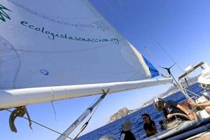 El velero "Diosa Maat" de Ecologistas en Acción visita Calp