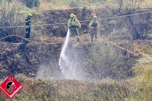 Los bomberos actúan para sofocar las llamas en un doble incendio en Alicante y Alcoi