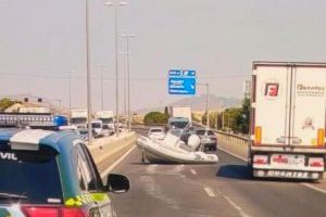 Una lancha en mitad de una carretera obliga a cortar el tráfico en Alicante