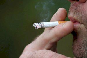 Compromís vol ampliar els espais sense fum per a prohibir el tabac