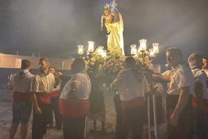 Multitudinario paseo nocturno de la virgen del Carmen por la playa y ofrenda floral a los marineros
