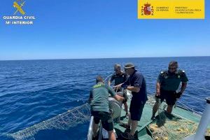 Retirades dues macro xarxes il·legals de pesca a quatre milles d'Alacant