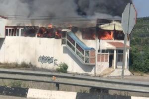 Incendi en una antiga fàbrica de mobles de Sant Mateu