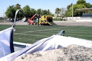 Benetússer renueva el césped artificial del campo de fútbol municipal