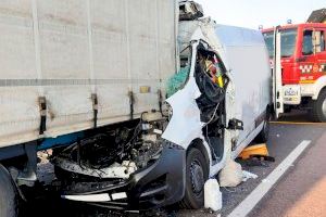 Herido crítico el conductor de una furgoneta al empotrarse contra un camión en Castellón