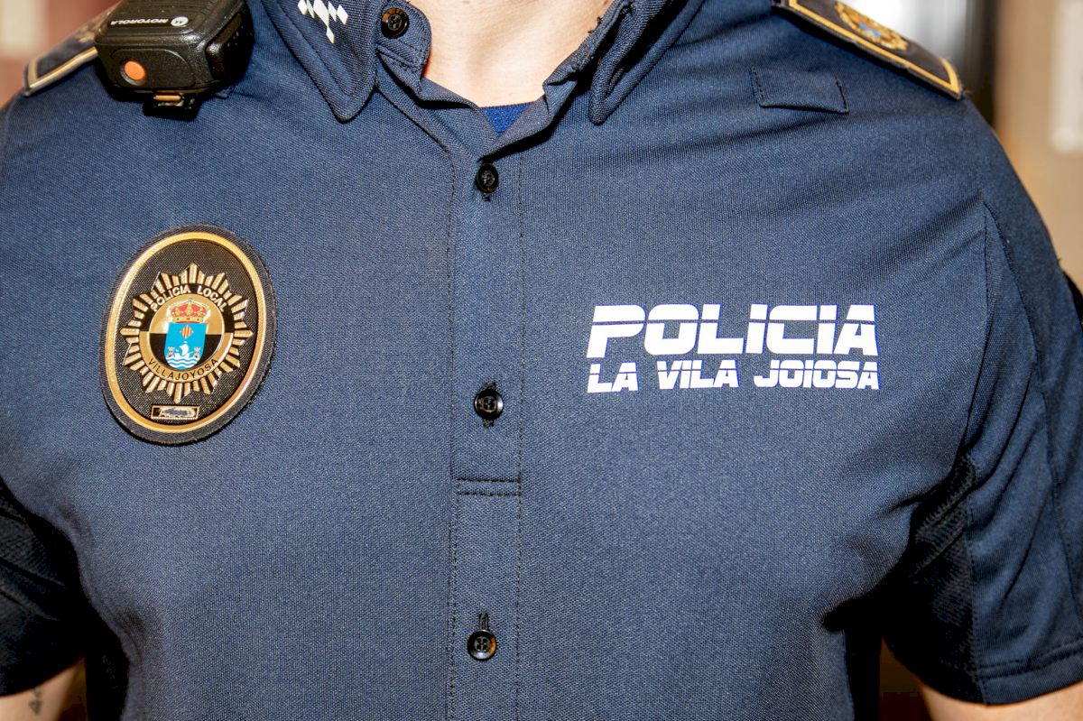 La Policía Local la Vila Joiosa luce nuevos uniformes este verano