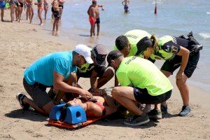 El servici de socorrisme i la Policia Local de platges realitzen un simulacre de salvament a la platja del Port de Sagunt