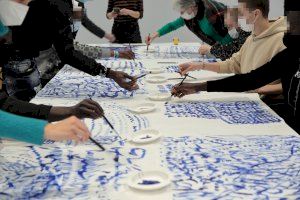 Las personas refugiadas se acercan a los principales museos urbanos a través del programa 'Art i Ment' de la Universitat de València