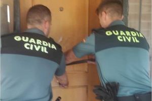 La Guardia Civil fuerza una casa en Alicante para salvar a su propietario inconsciente