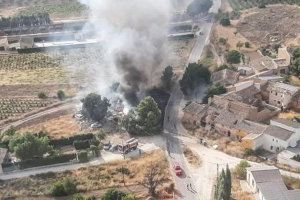 Un incendio arrasa una fábrica de palets en Pinoso y se extiende a los pinos cercanos