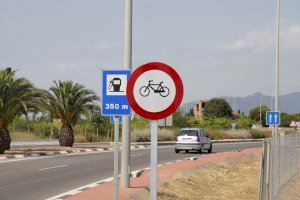 La CV-18 advierte con señales que está prohibida la circulación de ciclistas entre Nules y Castelló