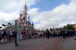 La Banda Juvenil de la Primitiva de Llíria desfila en Disneyland Paris