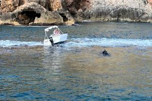Dos rescatats a Dénia després de quedar la seua embarcació encallada sobre la roca