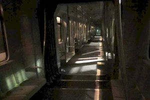 Un jove s'adorm en el metre i acaba tancat en les cotxeres de Metrovalencia