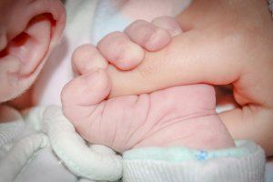 La Seguridad Social ha tramitado 236.112 permisos por nacimiento y cuidado de menor en el primer semestre del año