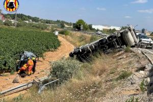 Un cotxe i un camió s'ixen de la via a Xiva després de patir un accident