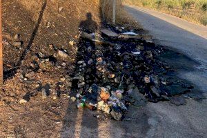 La concejalía de Medio Ambiente denuncia el aumento de actos vandálicos en el sendero del cauce del río Tarafa y la quema de contenedores