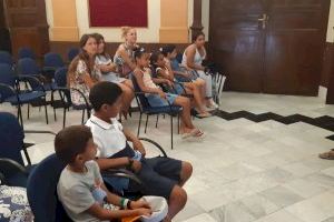 Recepción en el Ayuntamiento de Alcoy a siete niños y niñas saharauis