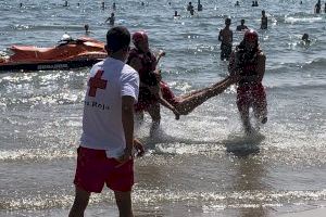Cruz Roja pone a prueba a sus socorristas en El Cabanyal ejecutando un simulacro de rescate de dos bañistas