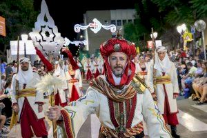 Los Moros y Cristianos de Torrent llenan de música y color la ciudad en un desfile magistral