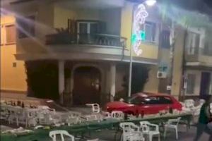 Un coche arrolla las sillas de una fiesta en las calles de un pueblo de Valencia