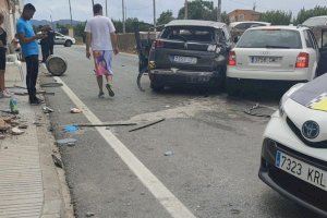 Aparatoso accidente entre dos coches en Alzira