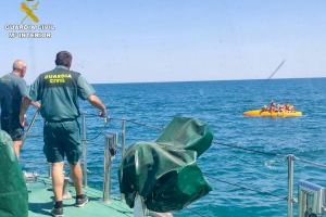 Rescatan en el mar a una familia a la deriva tras naufragar su embarcación en Santa Pola