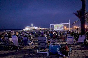 La platja de Gandia enceta un agost ple d'activitats amb el Cinema junt a la mar
