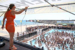 Borriana dona la benvinguda a l'Arenal Sound amb una multitudinària festa en la piscina