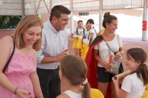 Les escoles d’estiu d’Ontinyent finalitzen amb una jornada dedicada als Moros i Cristians