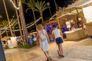 La Feria de Artesanía en la playa Racó de l’Albir permanece abierta al público todo el verano