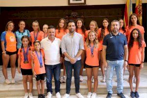 El Ayuntamiento de Sagunto recibe a la nadadora Sofía García del Acuático Morvedre por sus recientes éxitos deportivos