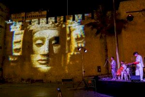 El ‘video mapping’ conmemorativo del 125 aniversario del hallazgo de la Dama de Elche cautiva a numeroso público ante el Palacio de Altamira
