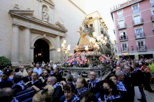 La Virgen del Remedio vuelve a procesionar tres años después con la saya y el manto de la Coronación Pontificia de 1998