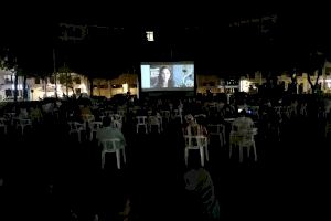 Los vecinos de Torrent disfrutan del mejor cine al aire libre con ‘Cinema a la plaça’