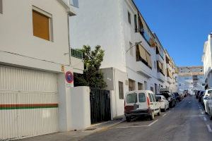Los vecinos de la calle Alfaz del Pi en Altea inician recogida de firmas para evitar la eliminación de aparcamiento