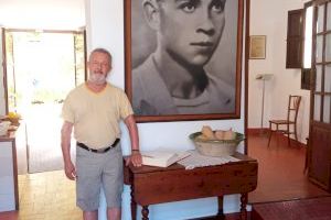 Un turista de Canadá visita la Casa Museo de Miguel Hernández durante más de 20 horas