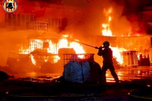 VIDEO | Arde una fábrica en Torrent