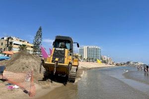 Els camions comencen a tirar arena a la platja de Morro de Gos d'Oropesa
