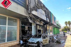 El incendio de un vehículo en Orihuela afecta a una tienda de pinturas