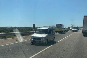 Un accidente entre un camión y una furgoneta causa retenciones en la N-340 entre Vila-real y Almassora