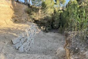 Petrer refuerza la seguridad del camino de la Almadraba con la construcción de un muro de contención