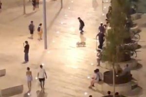 VIDEO | Los vecinos de la plaza de la Reina denuncian botellones y la presencia de skaters en la nueva explanada