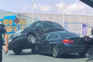 Un vehículo se monta sobre otro tras chocar en Torrevieja