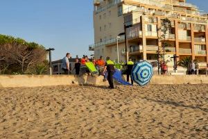 Oropesa vuelve a la carga contra el abandono de sombrillas en sus playas